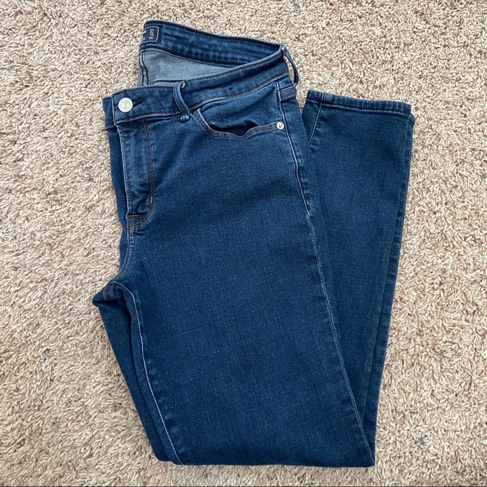 A&F Harper Low Rise Super Skinny SZ 31